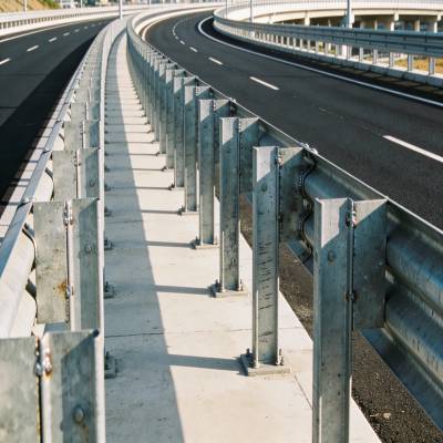 How to Select a Reliable Crash Barrier Supplier for Large-Scale Infrastructure Projects?